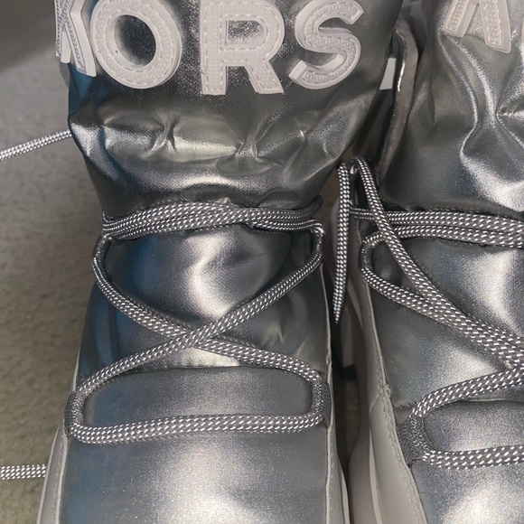 Micheal Kors moon boots - Picture 3 of 5